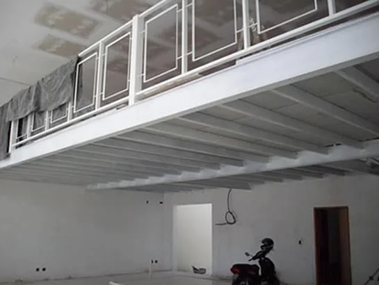 Mezanino comercial visto de baixo