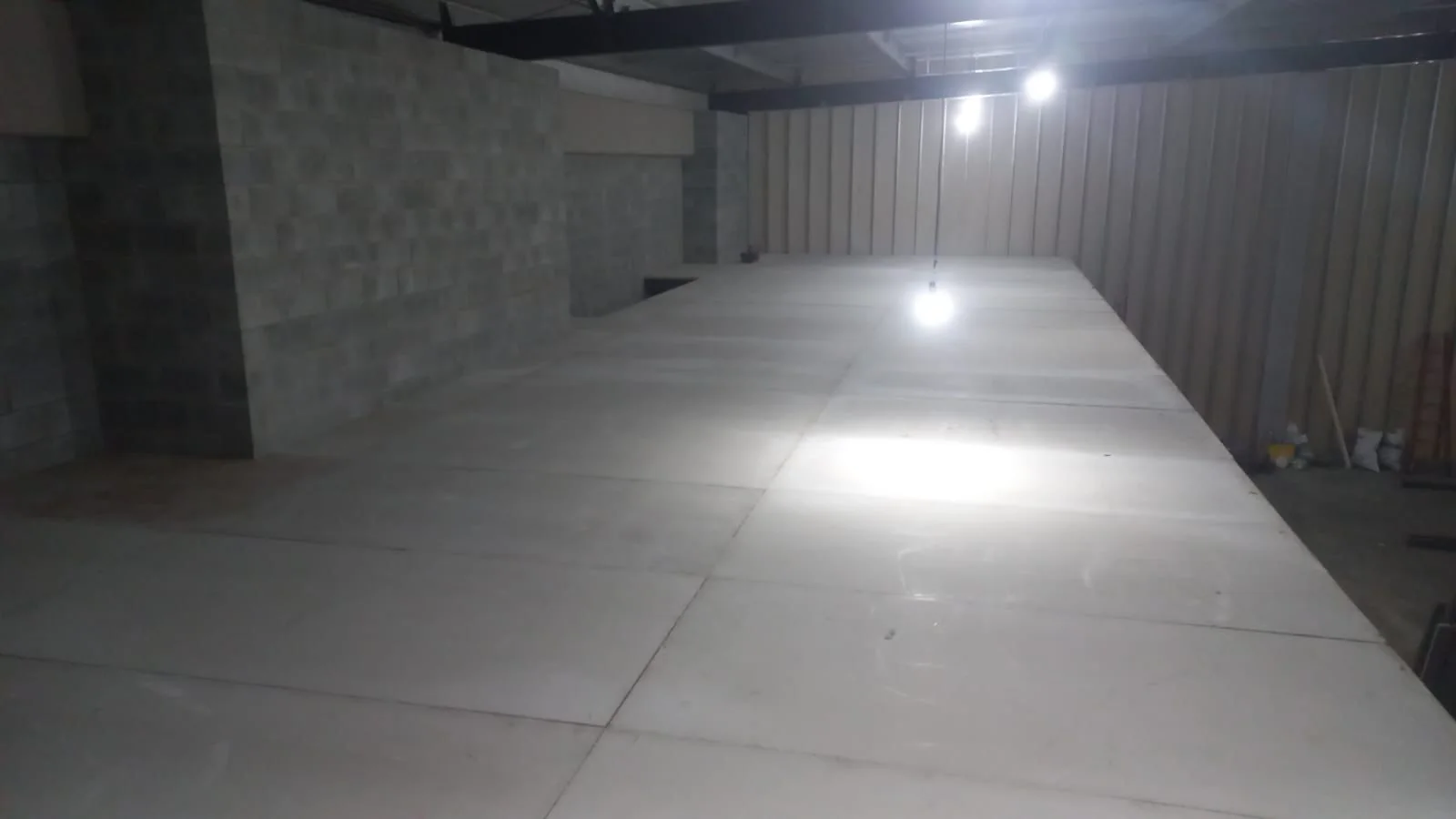 Piso do mezanino pronto para o acabamento