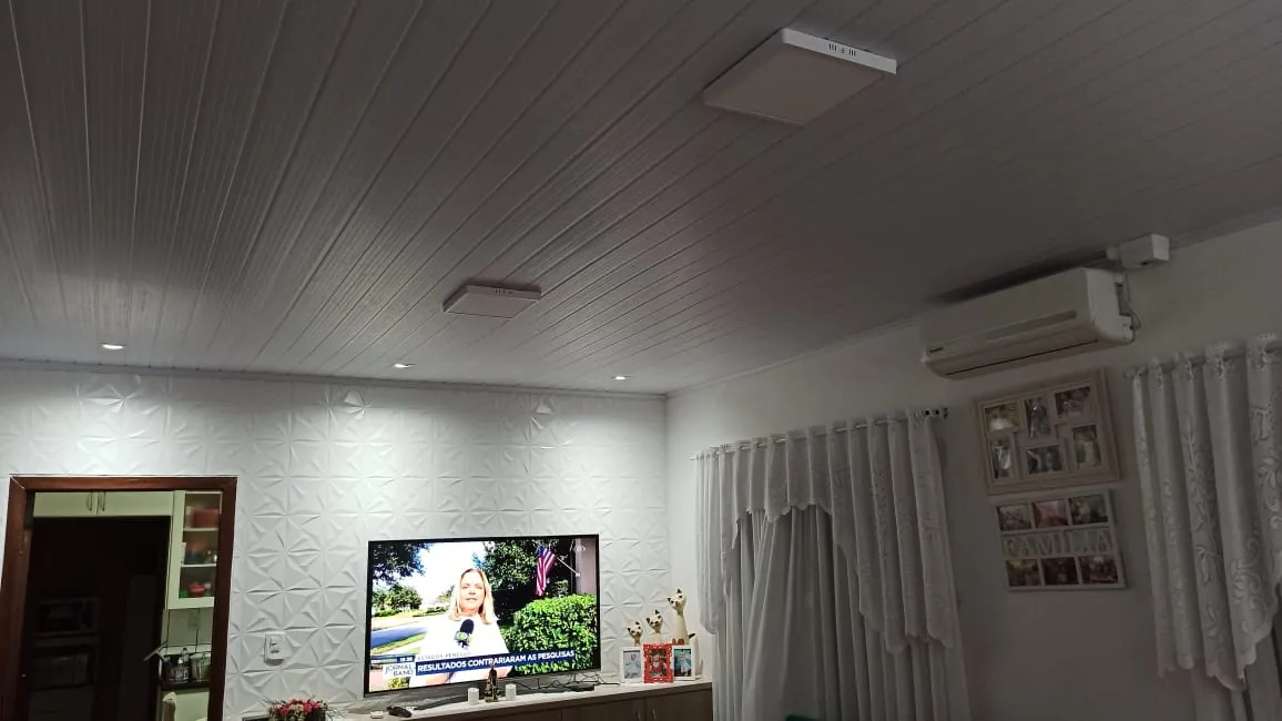 Sala com forro branco frisado de 5 mm