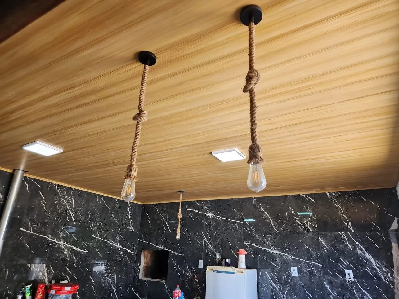 Área gourmet com forro frisado cor cerejeira