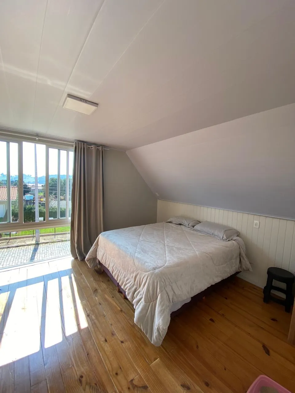 Quarto com forro branco liso