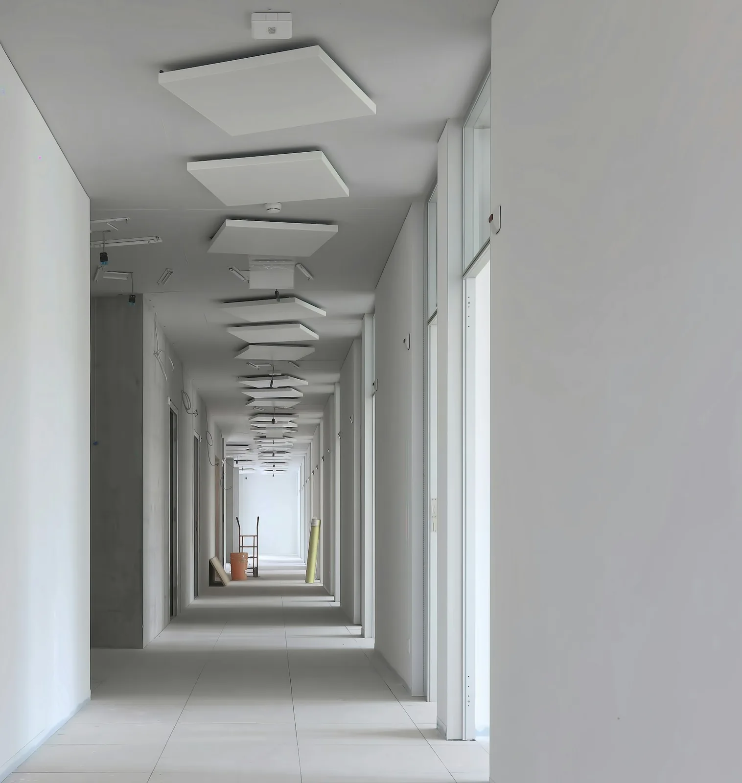 Corredor com paredes e forro de drywall prontos