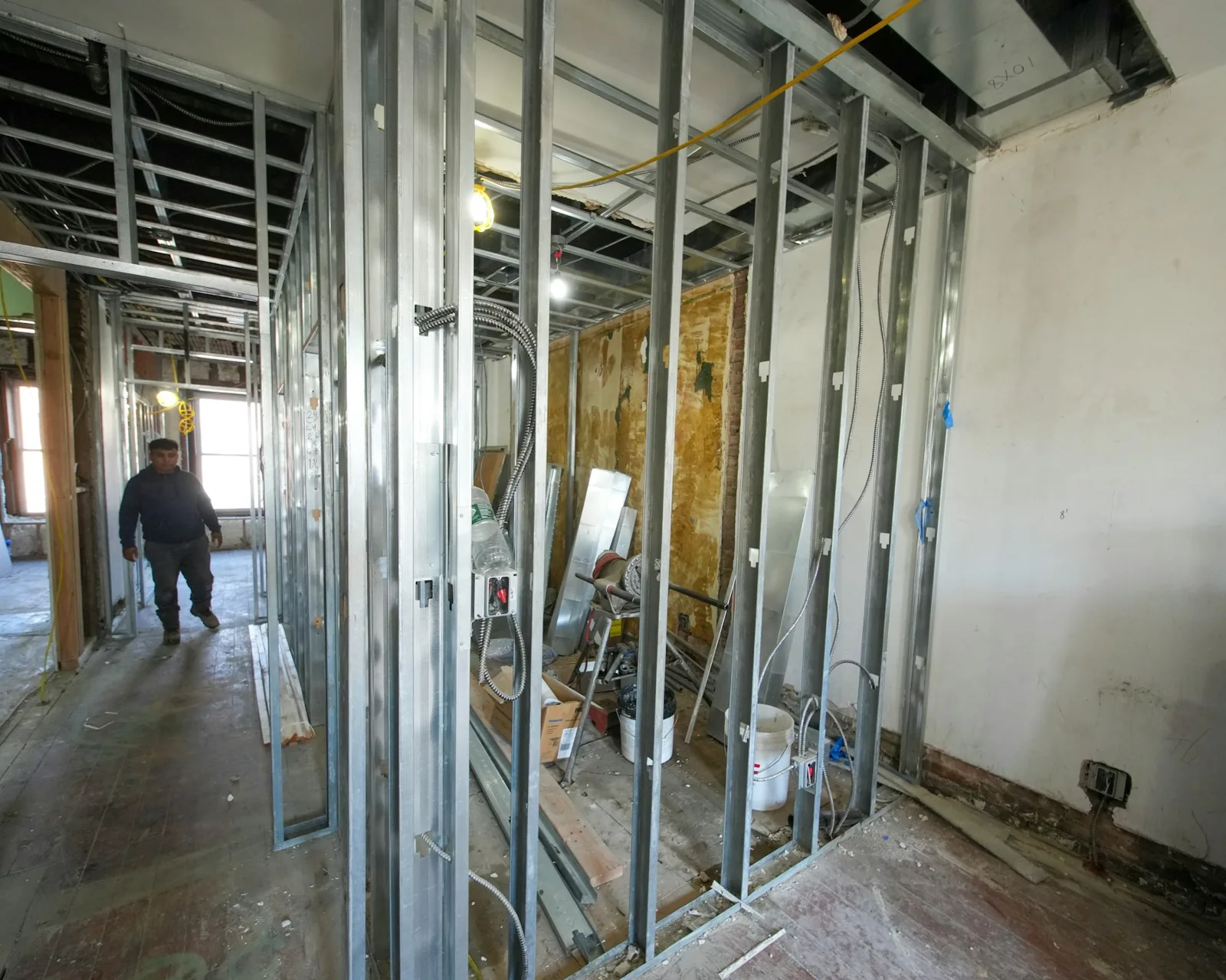 Sala em obra com a estrutura de aço galvanizado do drywall montada