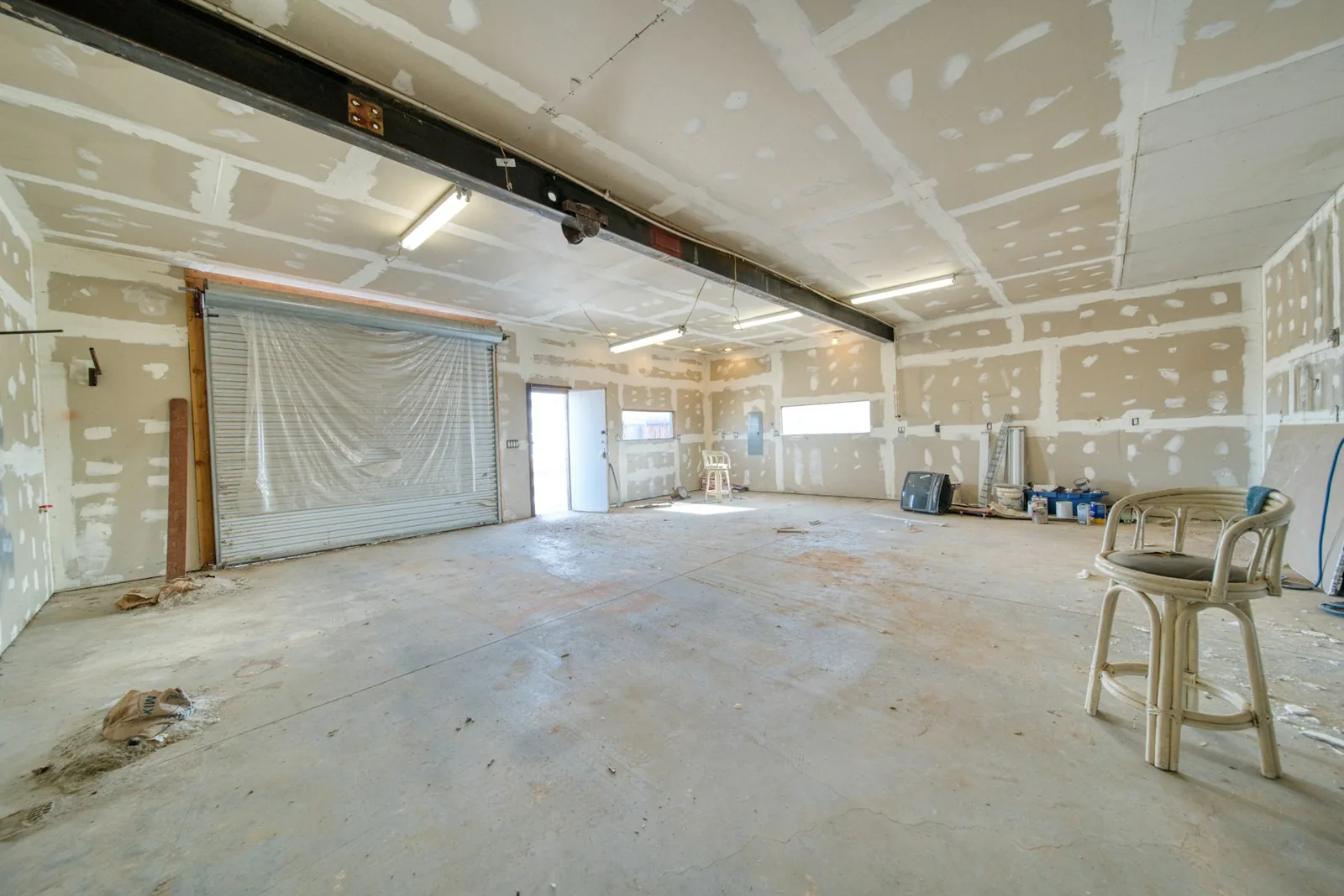Sala com paredes e teto de drywall com as juntas tratadas