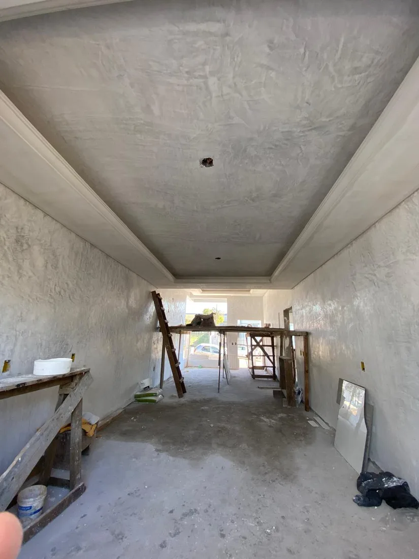 Cômodo comprido com rebaixo nas laterais do teto, em obra