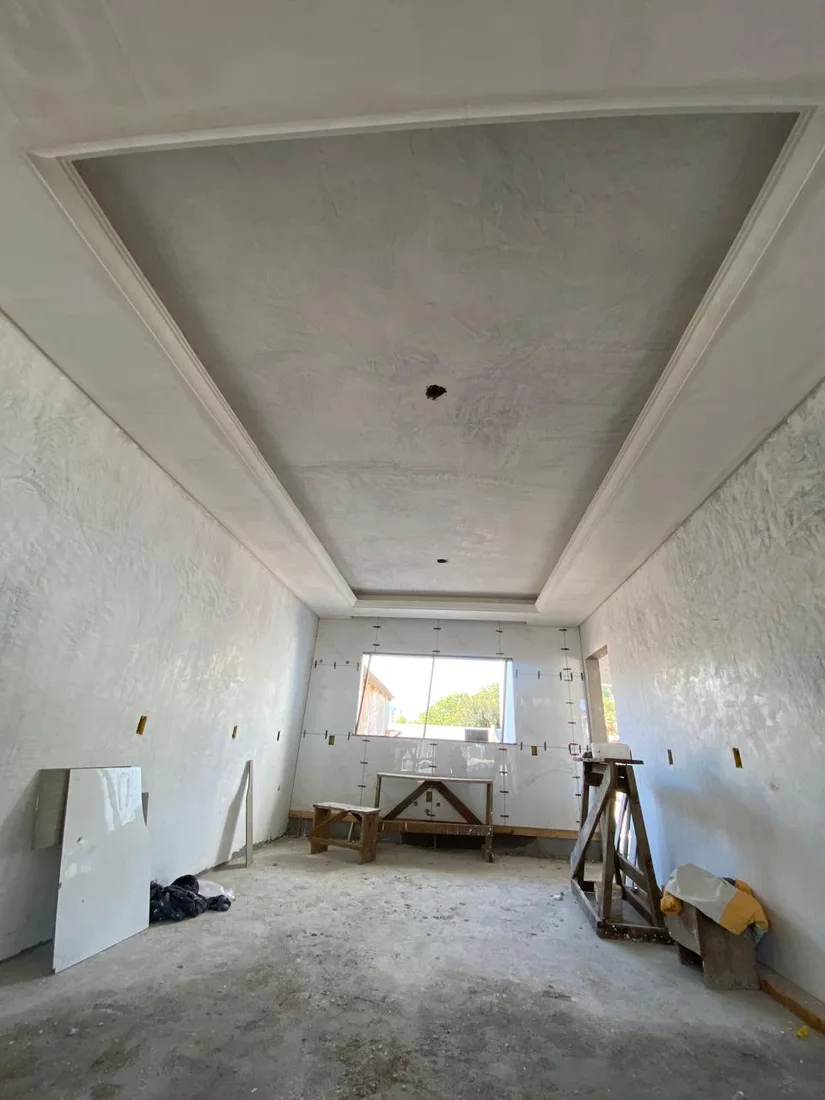 Quarto com rebaixo e sanca, em obra
