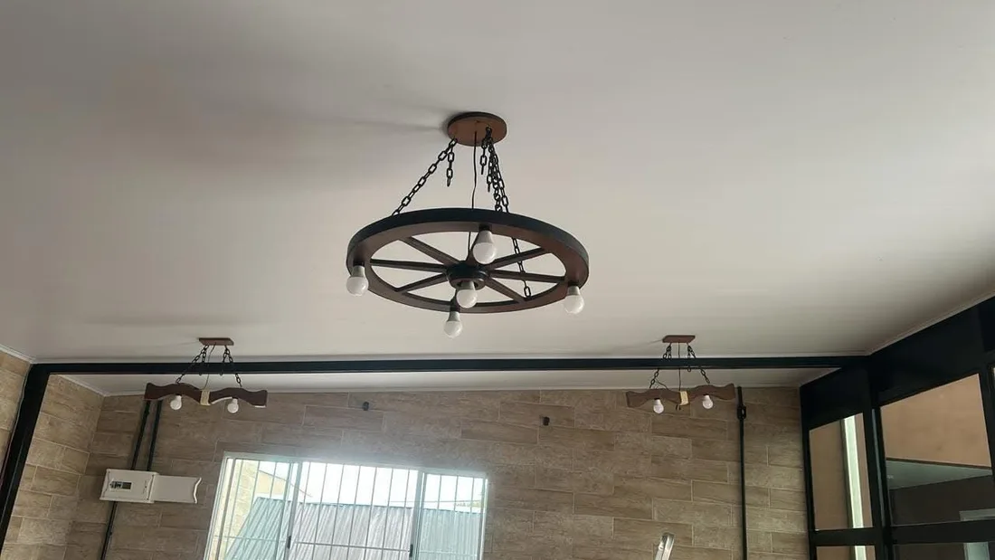 Teto pronto e pintado com luminárias