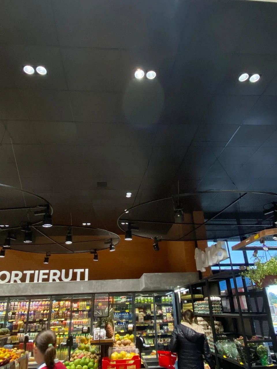 Forro modular preto em um hortifrúti, com spots