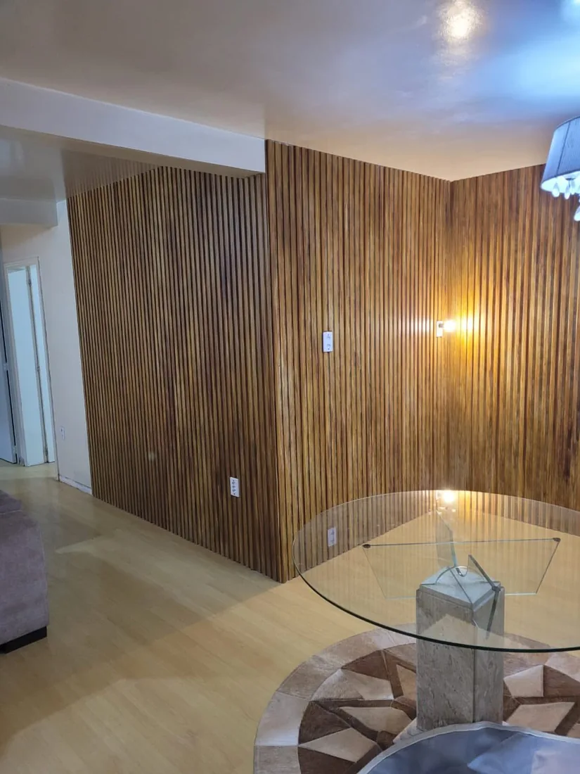 Painel ripado amadeirado na sala de jantar
