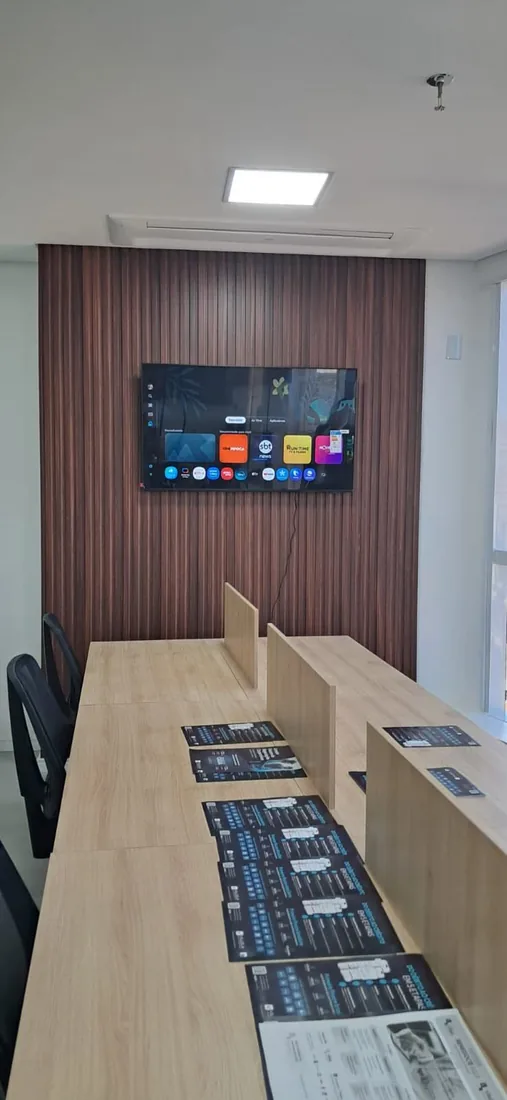 Painel ripado na parede da sala de reunião