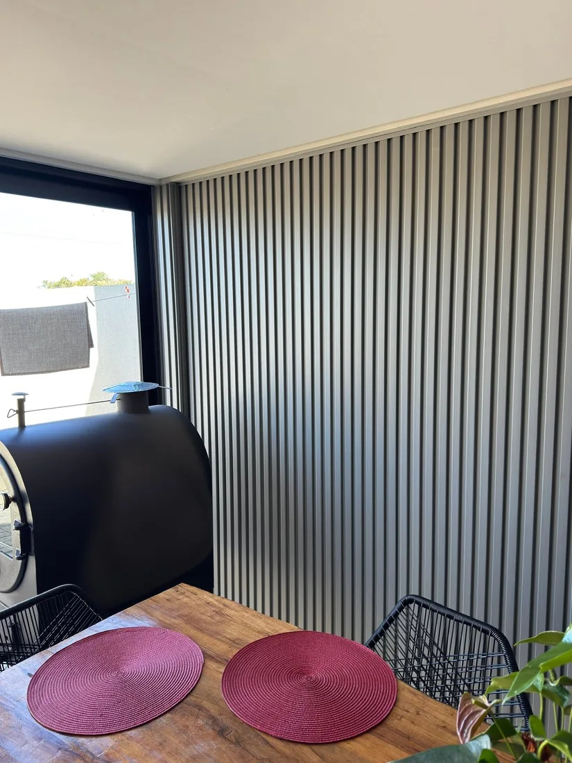 Painel ripado cinza na área gourmet