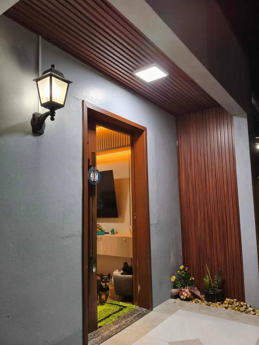 Painel ripado na entrada da casa